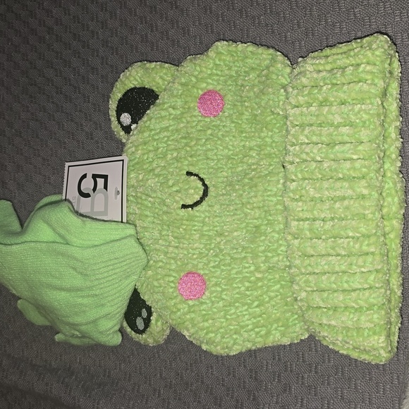 2 piece Kids Frog Winter Hat and Gloves! Unisex. - Picture 3 of 8